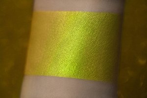 Хвастунья Рассыпчатые тени для век Sigil inspired Tammy Tanuka, тон "Хвастунья" локация Пустыня Заката.    Техническая информация: Цвет: необычный горчичный призматик, с салатовым и оранжевым отливом.