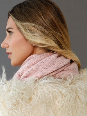 Платок Данная модель похожа на палантин или платок, что делает изделие более универсальным и практичным. Выполнена вязкой простой резинки из теплой меланжевой пряжи. Особенность в том, что косынку мож