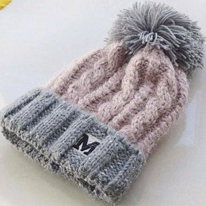 Шапка Вязанная шапочка отлично подходит прогулок в прохладное время года и обеспечит Вашему ребёнку тепло и комфорт.