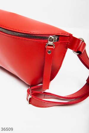 Кожаная поясная сумка красного цвета
