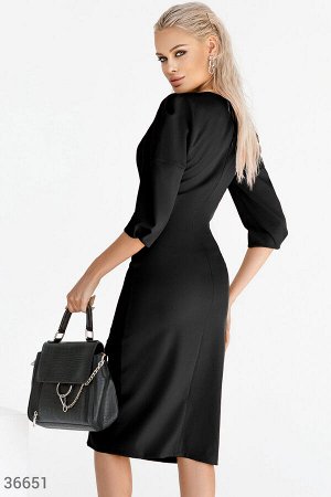 Черное платье-футляр