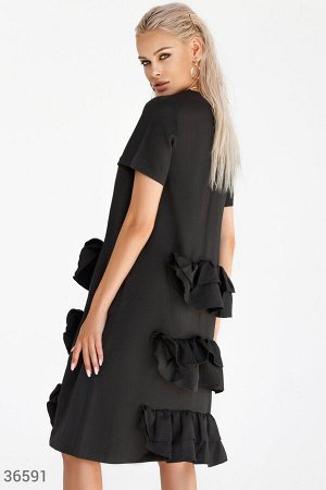 Черное платье с оборками