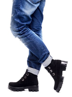 Ботинки Страна производитель: Турция
Размер женской обуви x: 36
Полнота обуви: Тип «F» или «Fx»
Вид обуви: Ботинки
Сезон: Весна/осень
Материал верха: Замша
Материал подкладки: Текстиль
Каблук/Подошва: