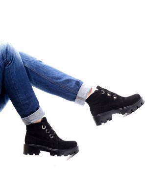 Ботинки Страна производитель: Турция
Размер женской обуви x: 36
Полнота обуви: Тип «F» или «Fx»
Вид обуви: Ботинки
Сезон: Весна/осень
Материал верха: Замша
Материал подкладки: Текстиль
Каблук/Подошва: