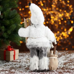 Дед Мороз "В белой шубке с лыжами" 18х30 см