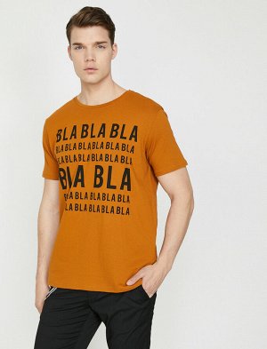 футболка Материал: 100% Хлопок Параметры модели:  рост: 188 cm, грудь: 99, талия: 75, бедра: 95 Надет размер: L