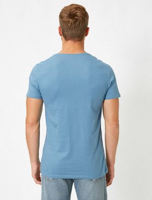 футболка Материал: %100 Хлопок Параметры модели: рост: 190 cm, грудь: 80, талия: 98, бедра: 98 Надет размер: M