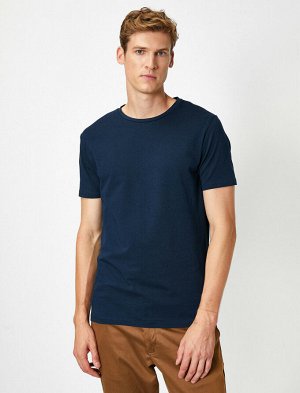 футболка Материал: %95 Хлопок, %5 эластан Параметры модели: рост: 188 cm, грудь: 98, талия: 82, бедра: 95 Надет размер: M