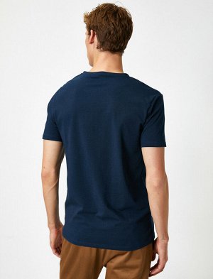 футболка Материал: %95 Хлопок, %5 Эластан Параметры модели: рост: 188 cm, грудь: 98, талия: 82, бедра: 95 Надет размер: S