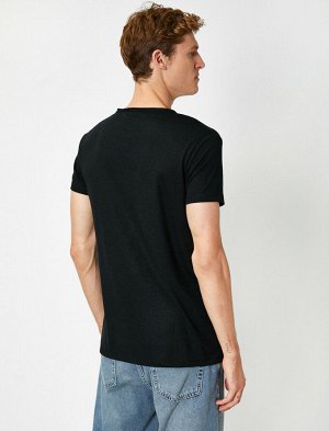 футболка Материал: %65вискоз, %35  Полиэстер Параметры модели: рост: 188 cm, грудь: 98, талия: 82, бедра: 95 Надет размер: S