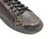 Кеды Кеды - незаменимая обувь на каждый день.  В этой паре комбинируются натуральные кожа разных фактур и текстиль.
Широкий мягкий кант обеспечивает комфортное и плотное прилегание к ноге. Специальный
