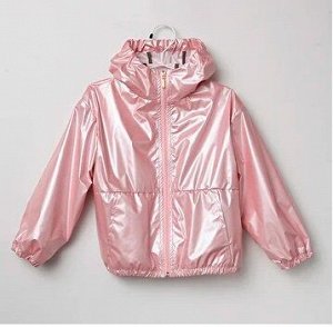Куртка дд Св.розовый, Стильная светло-розовая ветровка с капюшоном для девочки. Из плащевой ткани с перламутром, с застежкой-молнией и двумя боковыми карманами. Авторский акварельный принт в стиле кап
