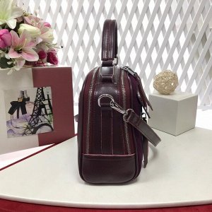 Лаконичная сумочка Vittoria из натуральной кожи в сочетании с натуральной замшей сливового цвета.