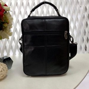 Мужская сумка User среднего размера из мягкой натуральной кожи с ремнем через плечо чёрного цвета.