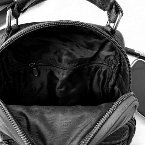 Мужская сумка BlacK среднего размера из мягкой натуральной кожи с ремнем через плечо чёрного цвета.