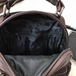 Мужская сумка Nux из мягкой натуральной кожи с ремнем через плечо кофейного цвета.