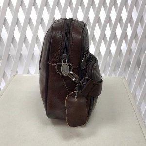 Модная мужская сумка Ispirit из мягкой натуральной кожи с ремнем через плечо шоколадного цвета.