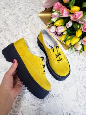 Желтые замшевые туфли Doctor