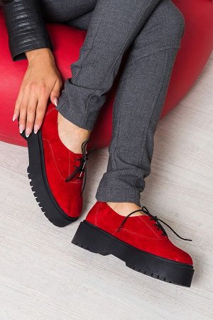 Красные замшевые туфли Doctor