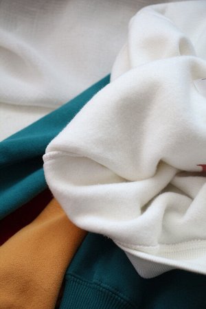 Свитшот Хлопок удобный, плотный и стильный

Красивый свитер с начесом

Изысканная вышивка букв на груди

Хлопок 80%+ полиэстер 20% Начес
