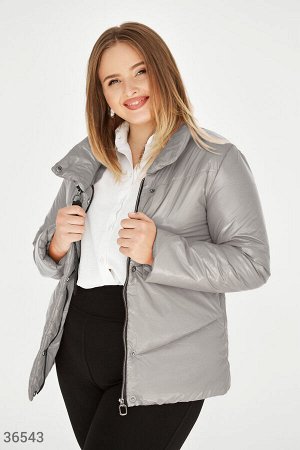 Глянцевая стеганая куртка серого цвета