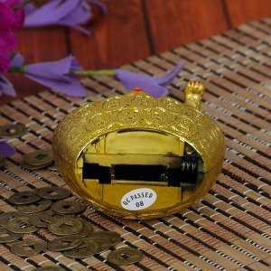 Маятник пластик "Манэки-нэко на слитке золота" от батарейки 1ААА 10,5х7,5х4,5 см
