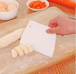 Пластиковый скребок для нарезки теста