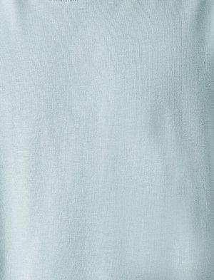 футболка Материал: %100 Хлопок Параметры модели: рост: 186 cm, грудь: 91, талия: 75, бедра: 94 Надет размер: M