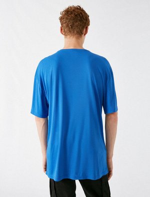футболка Материал: %100 вискоз Параметры модели: рост: 186 cm, грудь: 91, талия: 75, бедра: 94 Надет размер: M
