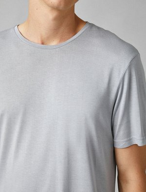 футболка Материал: %100вискоз Параметры модели: рост: 188 cm, грудь: 98, талия: 82, бедра: 95 Надет размер: S