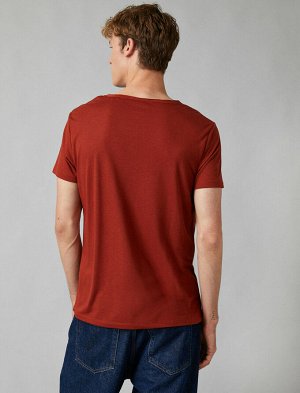 футболка Материал: %65 вискоз, %35 Полиэстер Параметры модели: рост: 188 cm, грудь: 98, талия: 82, бедра: 95 Надет размер: M