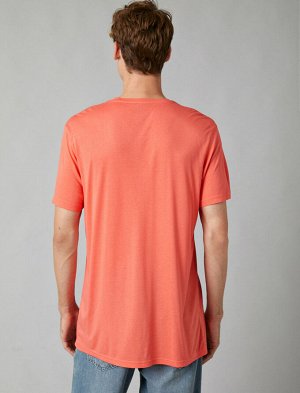 футболка Материал: %100 вискоз Параметры модели: рост: 188 cm, грудь: 98, талия: 82, бедра: 95 Надет размер: M
