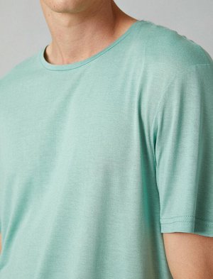футболка Материал: %100 вискозы Параметры модели:  рост: 188 cm, грудь: 98, талия: 82, бедра: 95 Надет размер: S