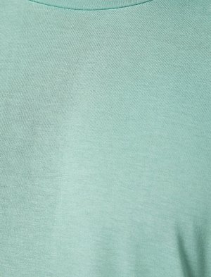 футболка Материал: %100 вискозы Параметры модели:  рост: 188 cm, грудь: 98, талия: 82, бедра: 95 Надет размер: S