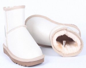 Угги Натуральная кожа-замша, внутри толстый искусственный мех. Угги — это качественная утеплённая обувь. Она включает в себя уникальный дизайн, удобство в носке, натуральность и прочность. Угги имеют 