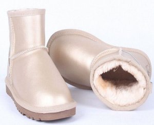 Угги Натуральная кожа, внутри толстый искусственный мех. Угги — это качественная утеплённая обувь. Она включает в себя уникальный дизайн, удобство в носке, натуральность и прочность. Угги имеют  прост