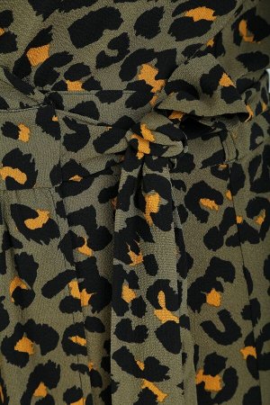 Платье полиэстер – 95% спандекс – 5% Рост: 164 Платье из ткани с леопардовым принтом и эффектом «крэша» с запахом и втачным поясом по талии. Длинные концы пояса протягиваются и оборачиваются вокруг та