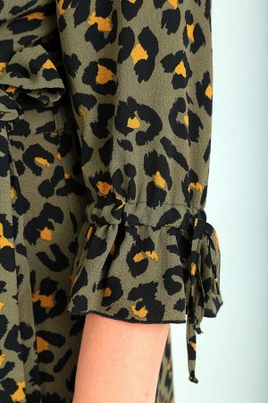 Платье полиэстер – 95% спандекс – 5% Рост: 164 Платье из ткани с леопардовым принтом и эффектом «крэша» с запахом и втачным поясом по талии. Длинные концы пояса протягиваются и оборачиваются вокруг та