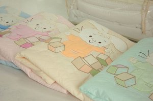 Одеяло-плед для детской кроватки "Зайка с кубиками" 70*115 см, цвета:беж.,роз.,голуб.,ментол