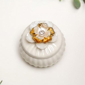 Сувенир керамика "Белая лилия с золотом" 5,5х7х7 см