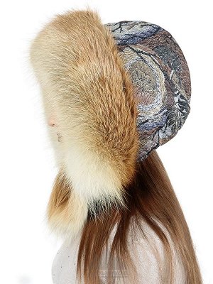 ШапкаМэгги Цвета Натуральный Шапка «Мэгги» - женский головной убор из натурального меха норвежской лисы-огневки и текстиля. Объемная модель с меховой опушкой у лица и застежкой у подбородка. В основан