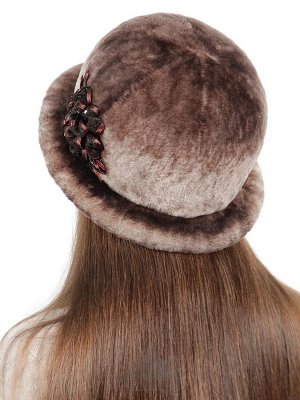 ШляпаАида Цвета Капучино,Бежевый Шляпа «Аида» - это женский головной убор, который сшит из натурального меха мутона. Зимняя шляпа имеет правильную симметричную форму, а ее глубокая посадка обеспечит В