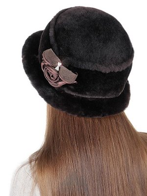 ШляпаНикки Цвета Темно-коричневый,Капучино Шляпа «Никки» - женский головной убор из натурального меха австралийского мутона. Модель классической формы с маленьким ровным полем. Сбоку зимняя шляпка укр