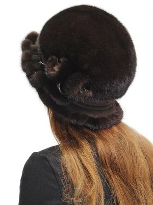 ШляпаНора Цвета Темно-коричневый,Черный Шляпа «Нора» - женский головной убор из натурального меха финской норки. Оригинальная модель с маленьким волнистым полем, украшенным сбоку аккуратной композицие