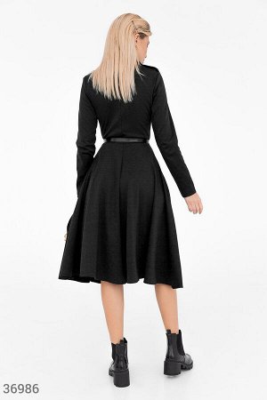 Черное приталенное платье с поясом