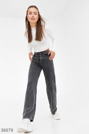 Трендовые джинсы с широкими штанинами