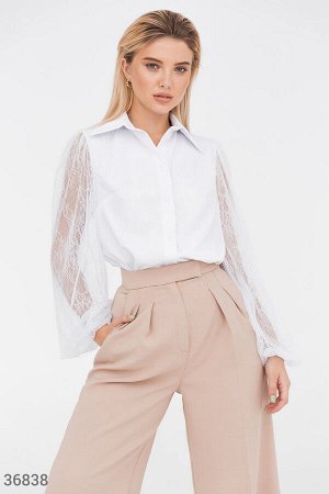 Белая блуза с объемными кружевными рукавами