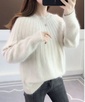 Мягкий свитер на осень и зиму  кремово-белый