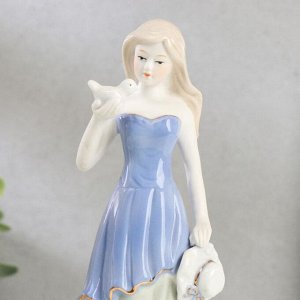 Сувенир керамика "Девушка с голубем в руках" 23х8,5х7,5 см