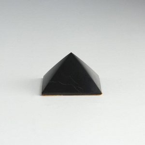 Пирамида из шунгита, в авто с двухстор.скотчем, полированная, 4 см